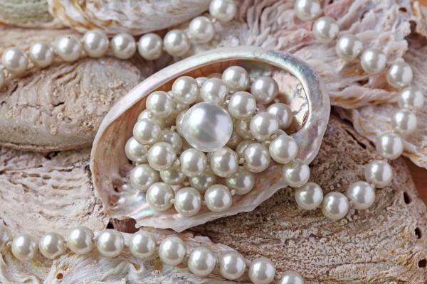 June Birthstones: Pearl, Alexandrite, and Moonstone