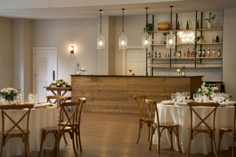 8 Fabulous Wedding Bar Trends