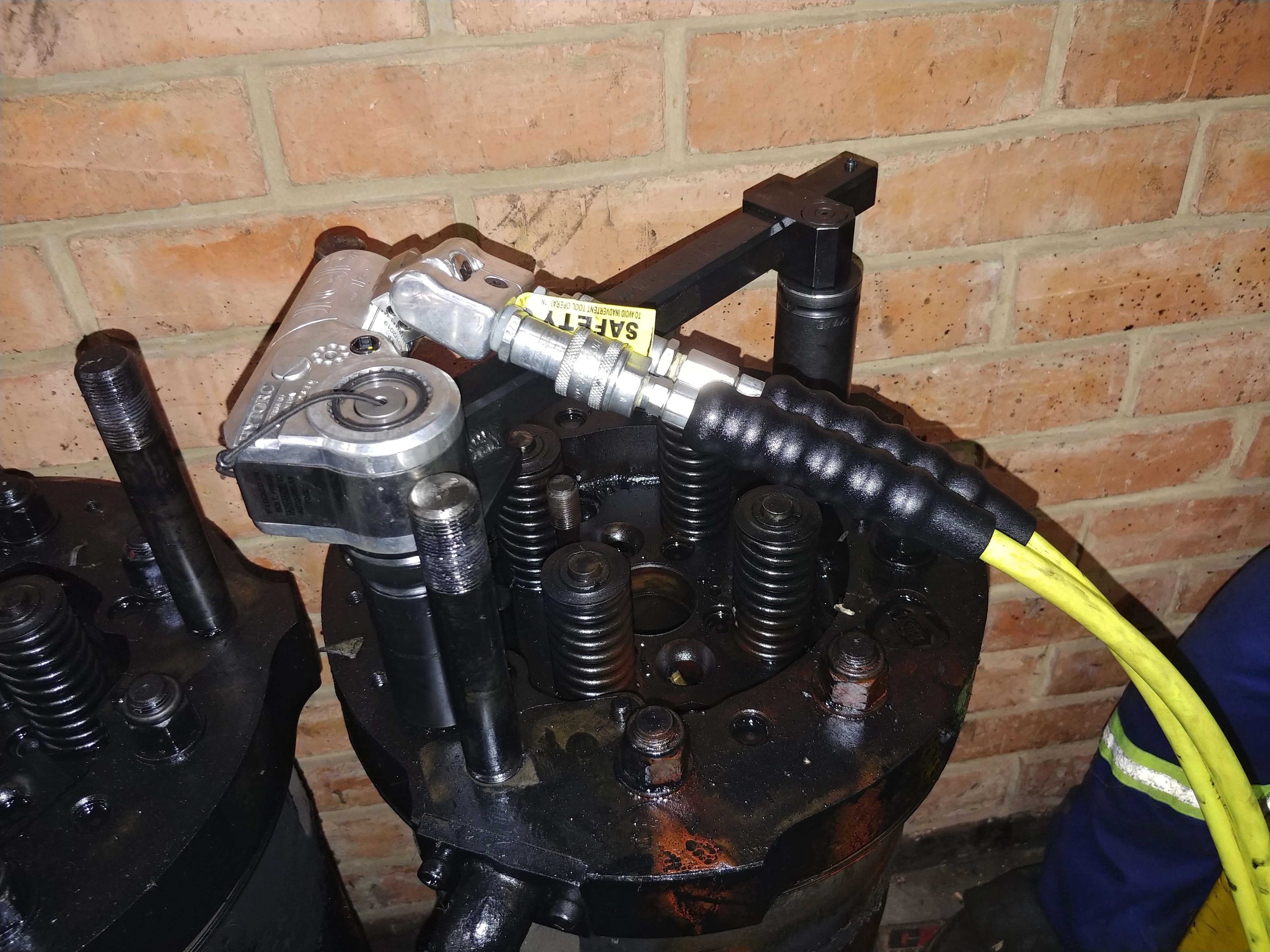 EMD locomotive engine bolting hytorc hydraulic tool