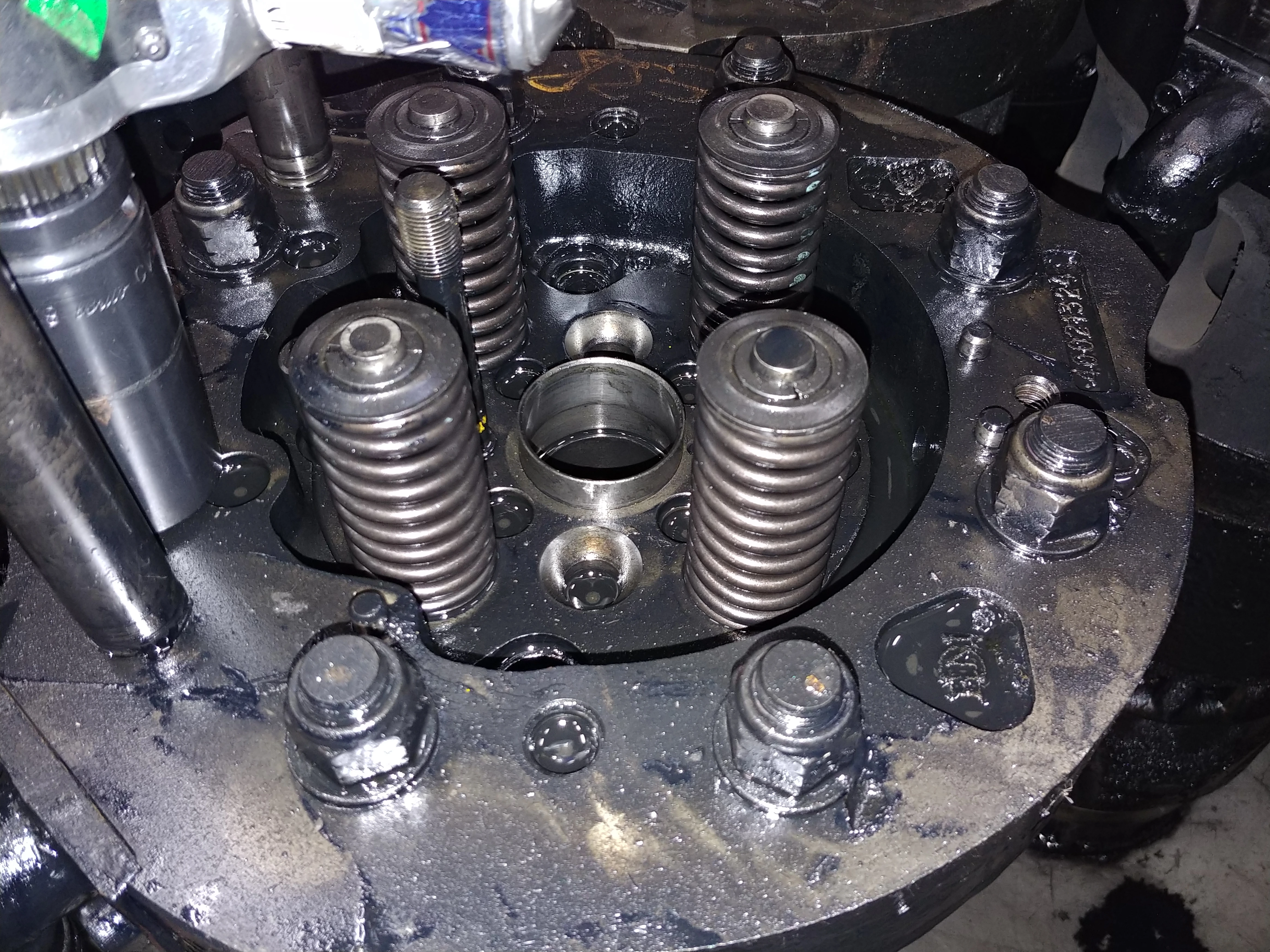 EMD locomotive engine bolting