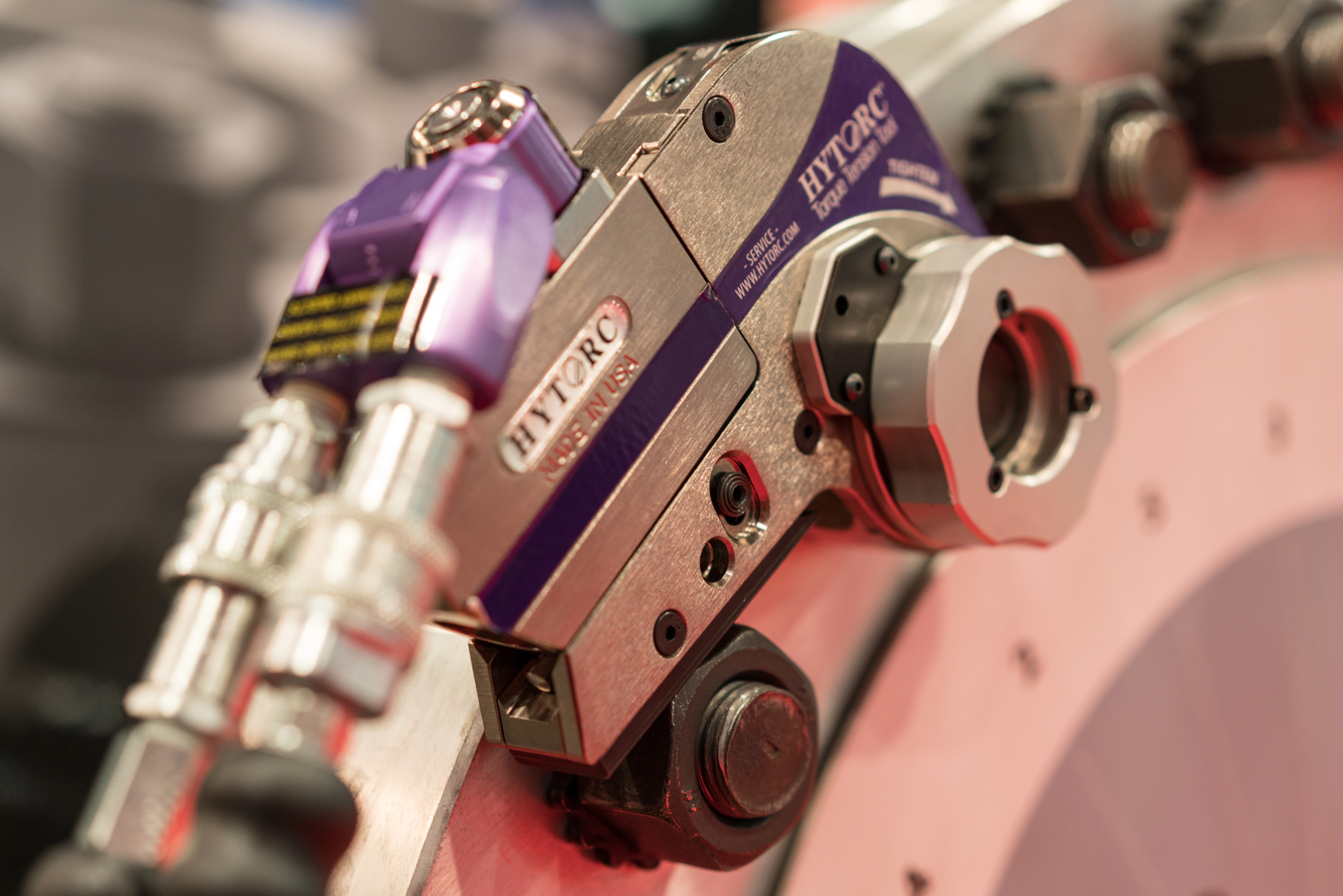hytorc stealth hydraulic torque tool wrench on flange with accessory  bolting