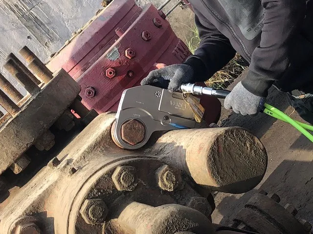 hytorc versa hydraulic torque tool bolting on a flange