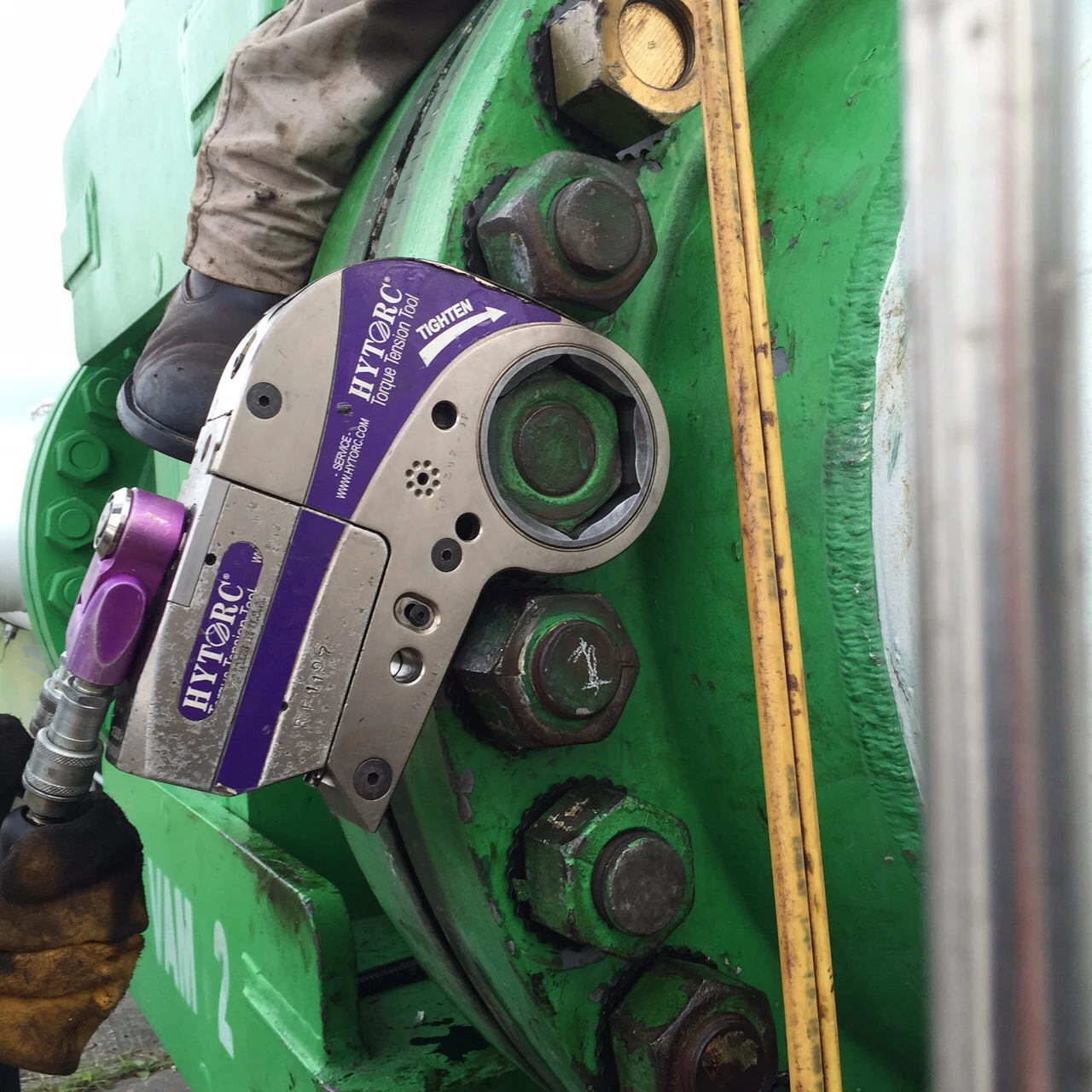 stealth hytorc hydraulic torque tool bolting refinery flange