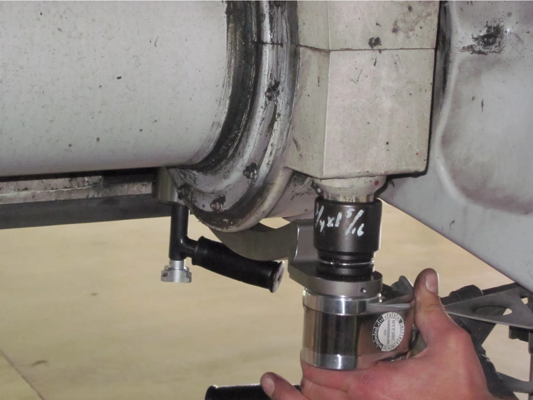 hytorc hydraulic torque tool used on airplane landing gear