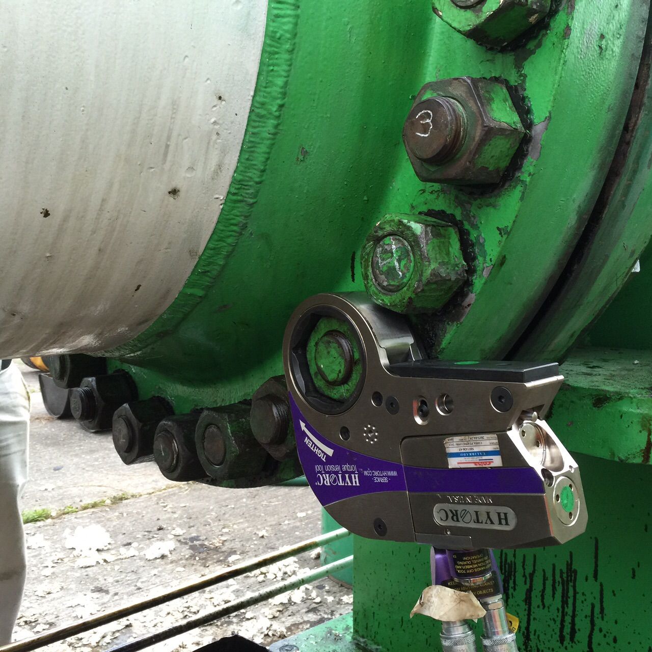 stealth hydraulic torque tool bolting on refinery pipe flange