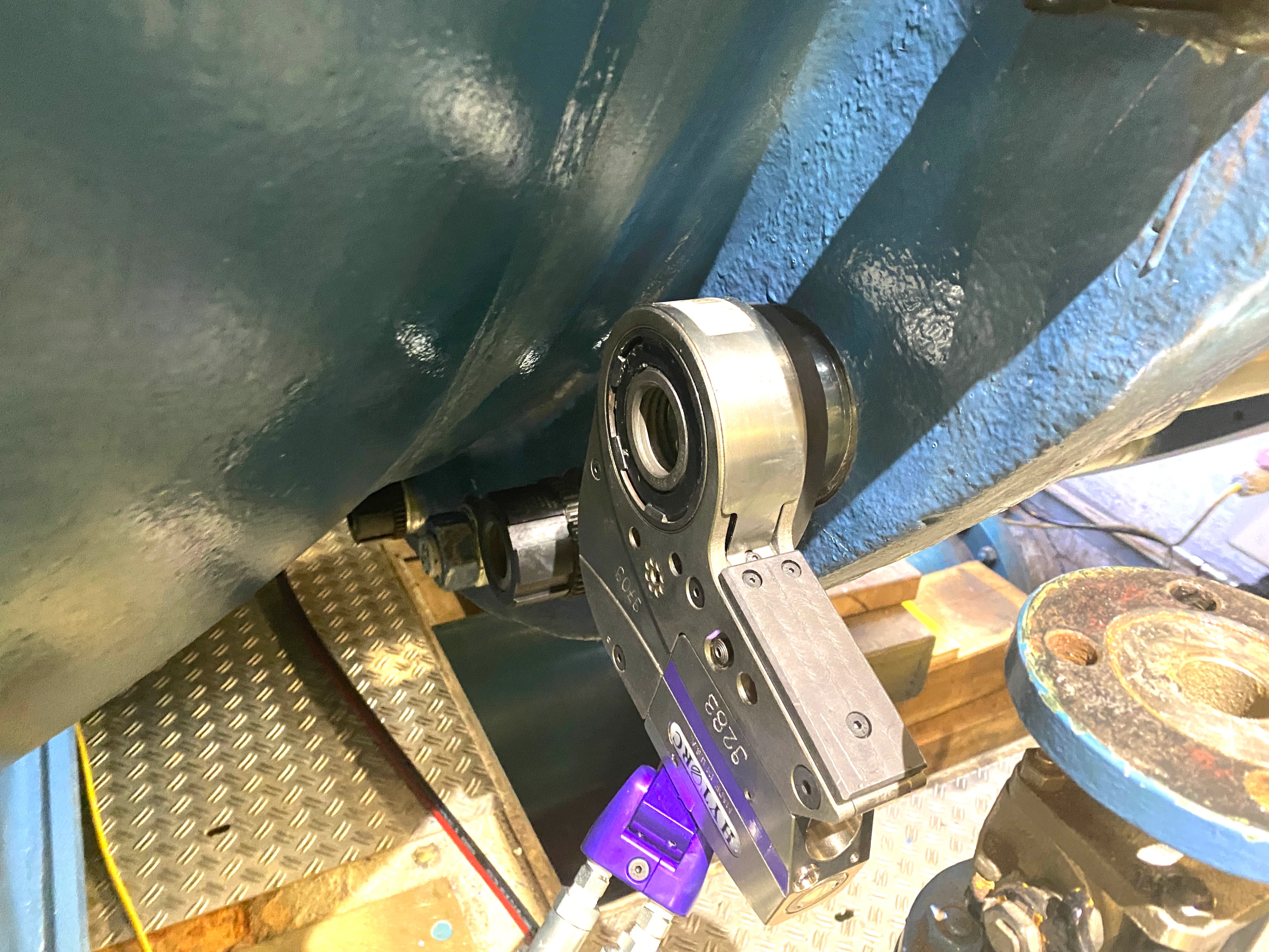 hytorc stealth hydraulic torque tool on flange with hytorc nut