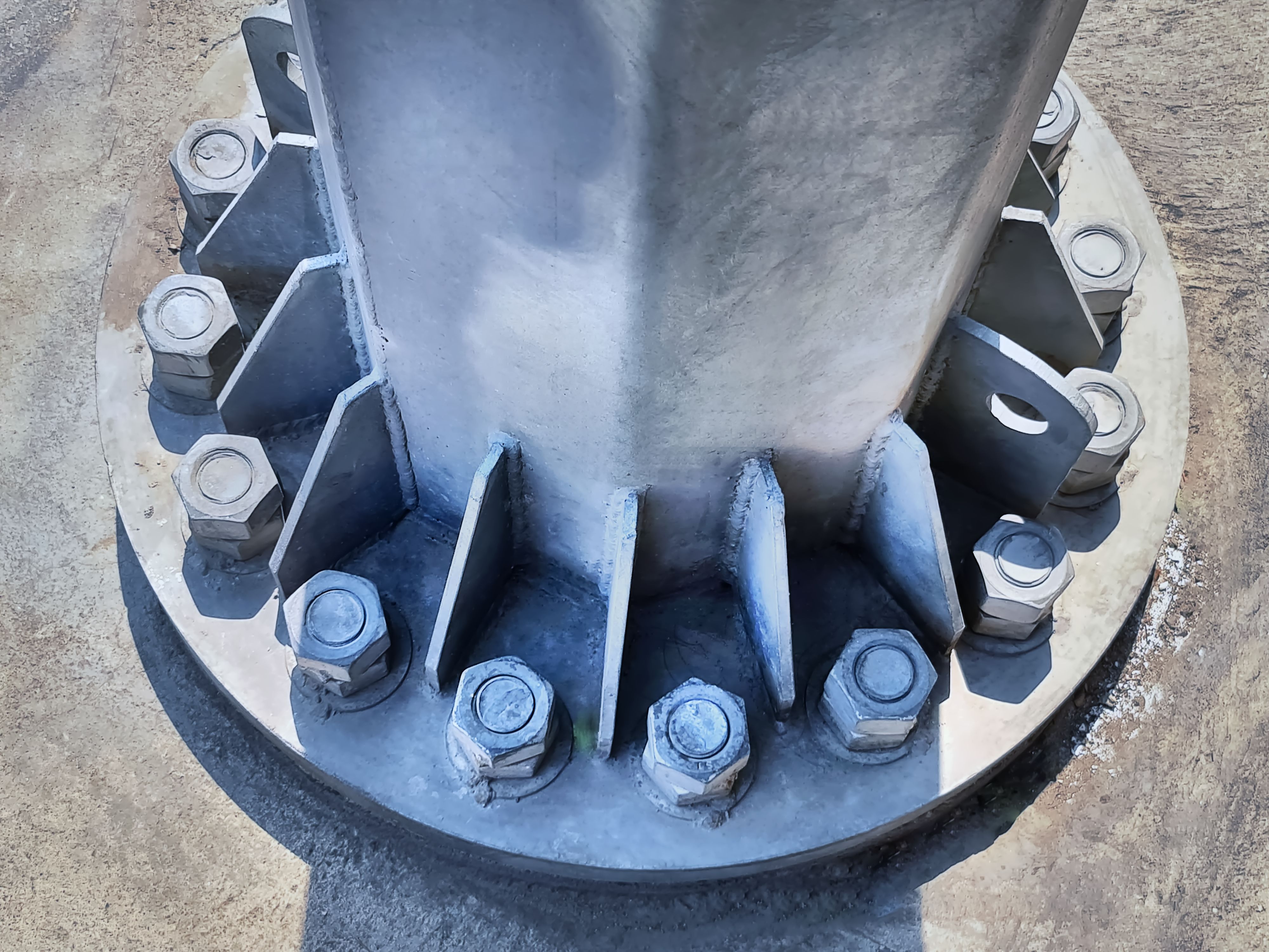 column flange fastened by bolts
