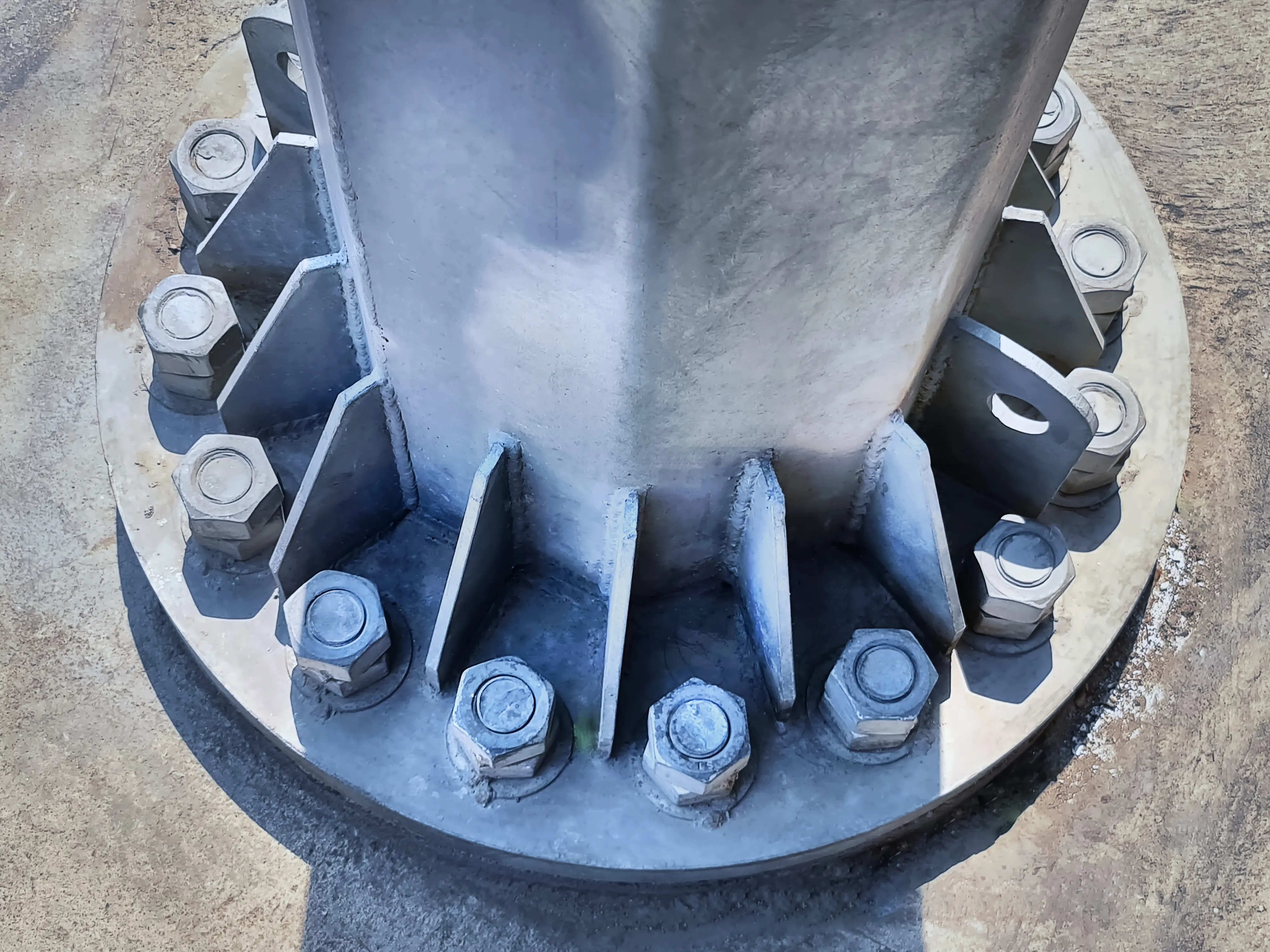 column flange fastened by bolts 