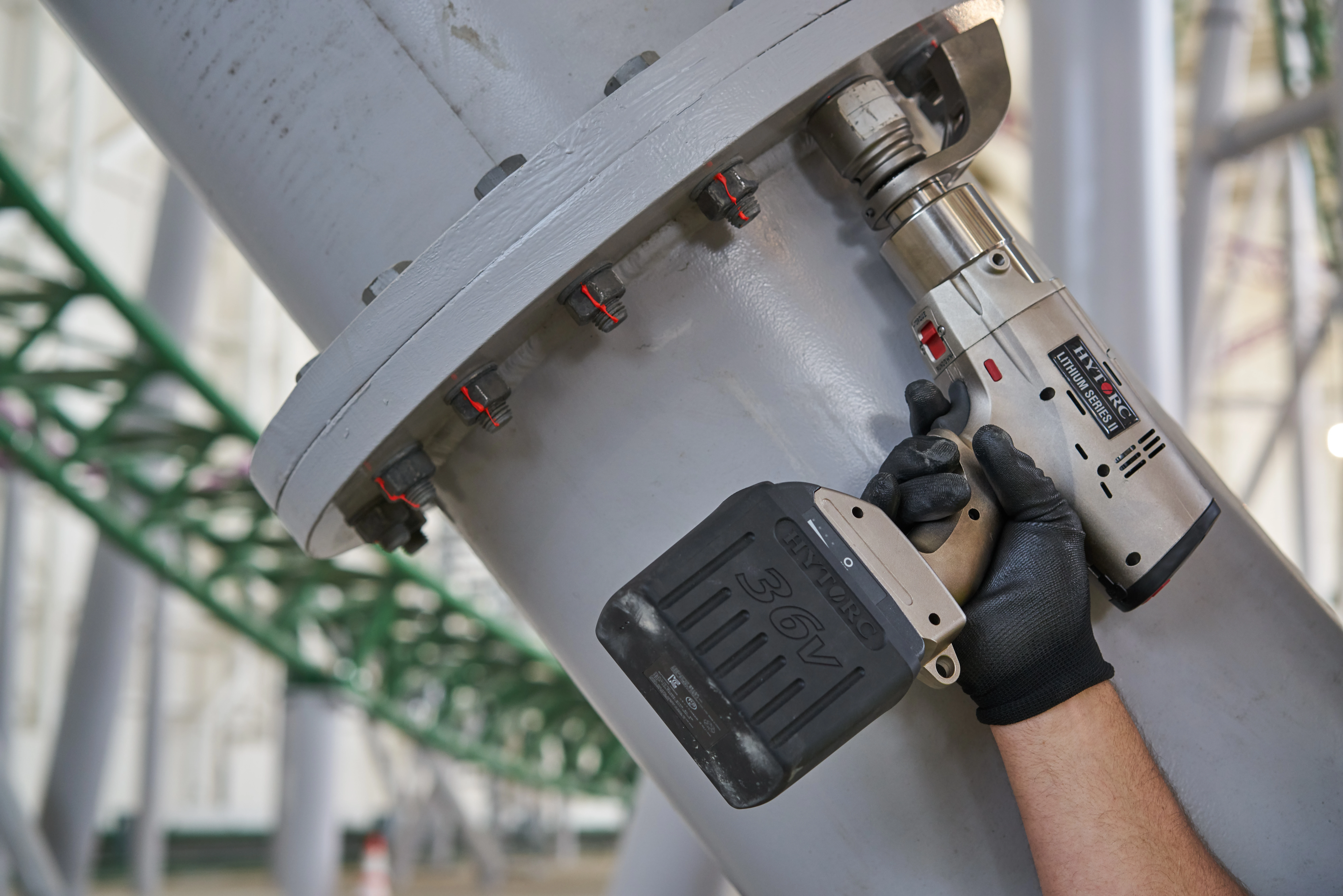 lst 8000 electric battery torque tool on flange