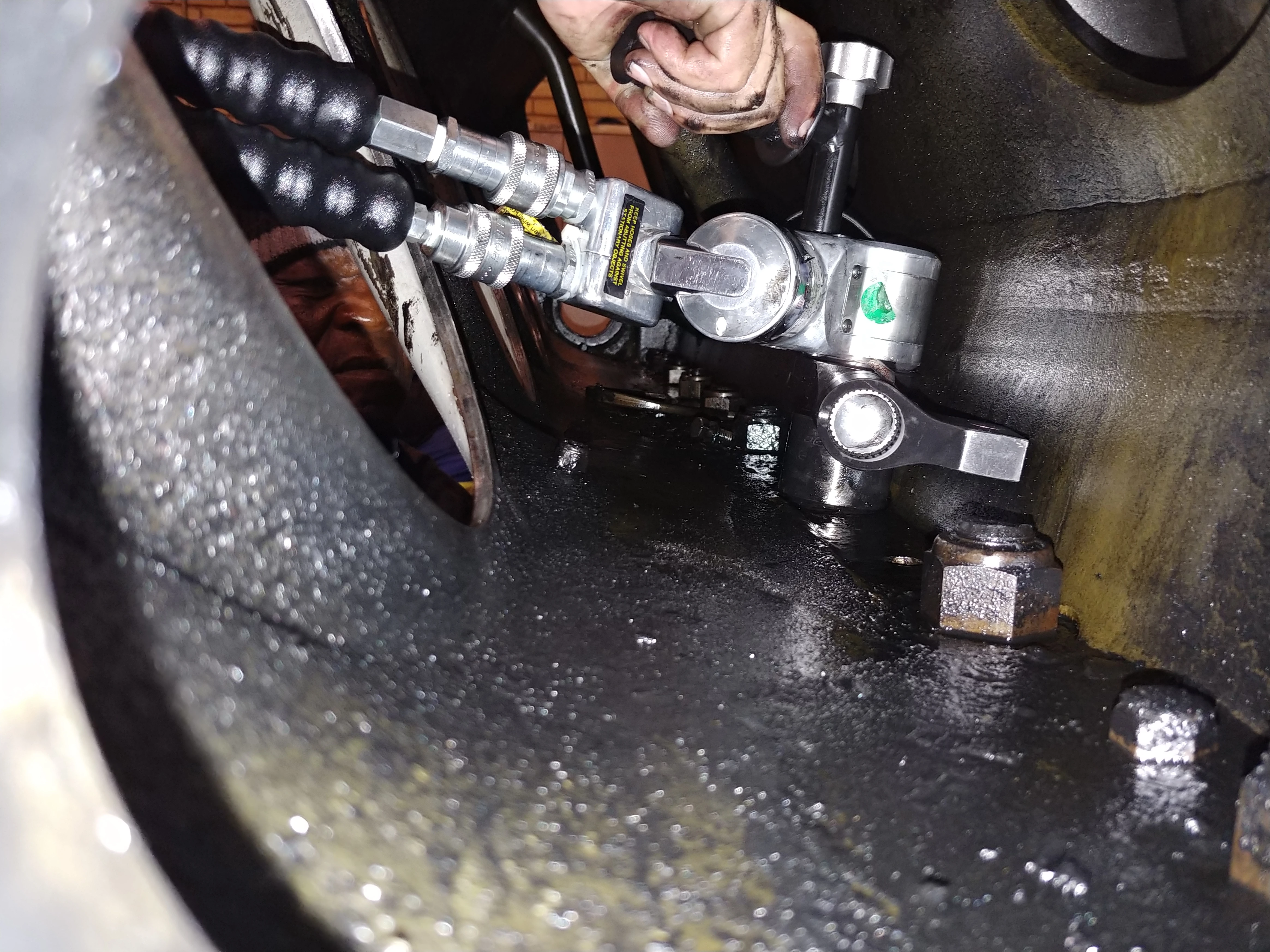 hytorc hydraulic took used on locomotive engine bolts