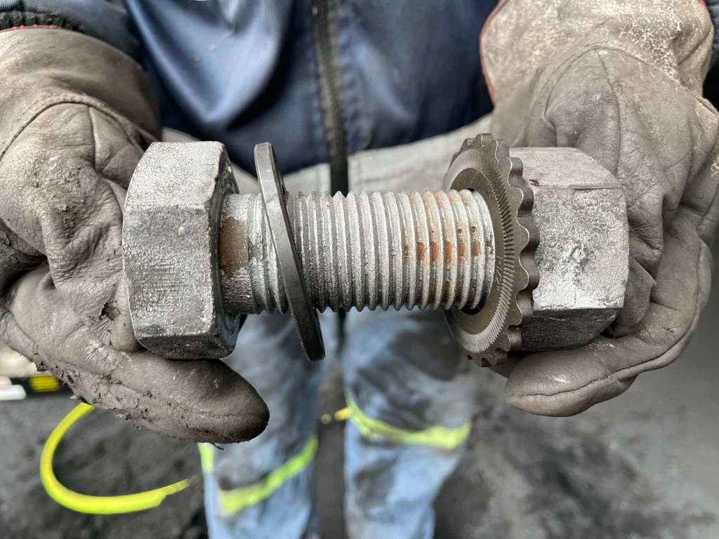 bolt with hytorc reaction washer and backup washer