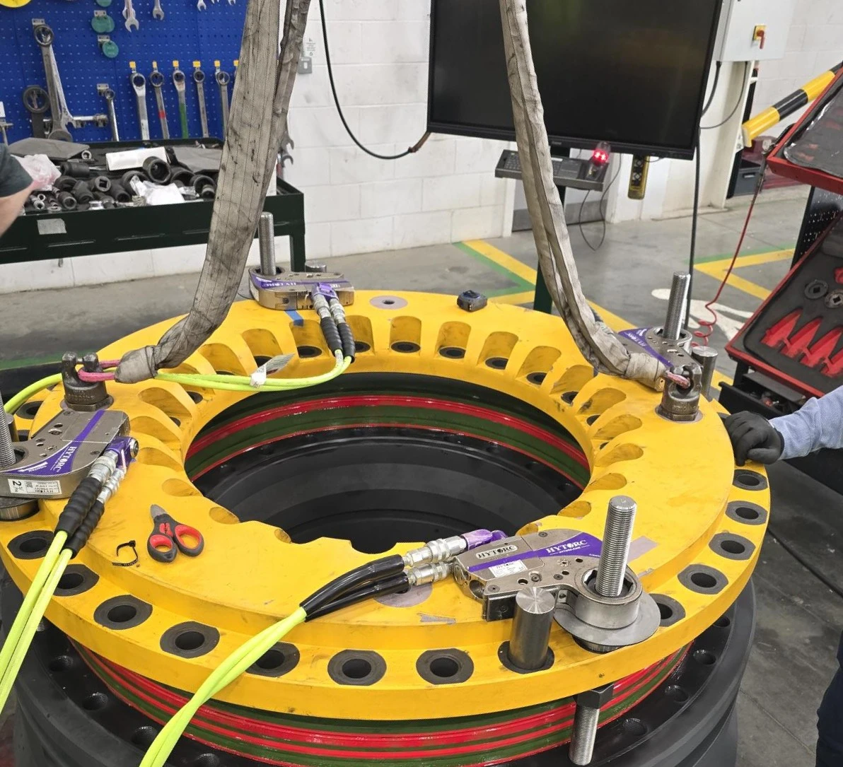 hytorc stealth hydraulic torque tool on bolting application with lightning pump battery pump