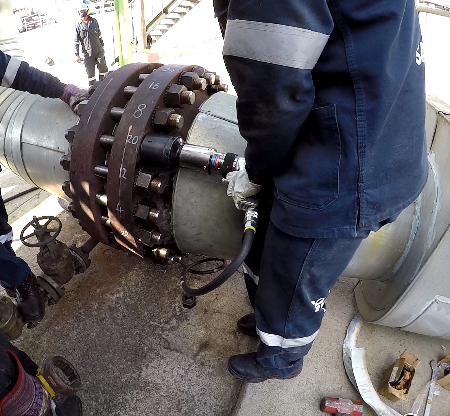 hytorc jgun tightens bolt on a flange