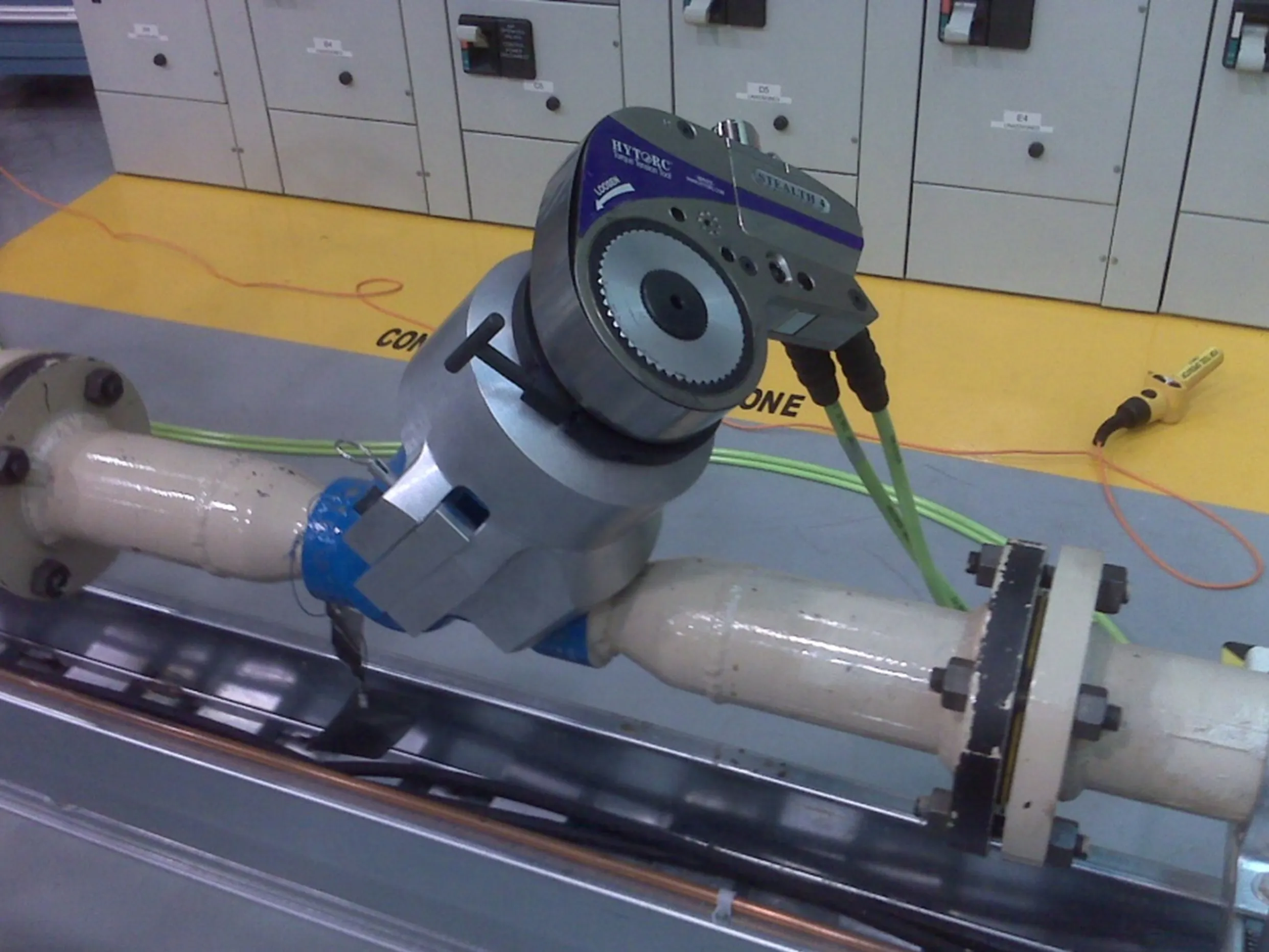 hytorc stealth hydraulic torque tool for bolting on a pipe with flanges