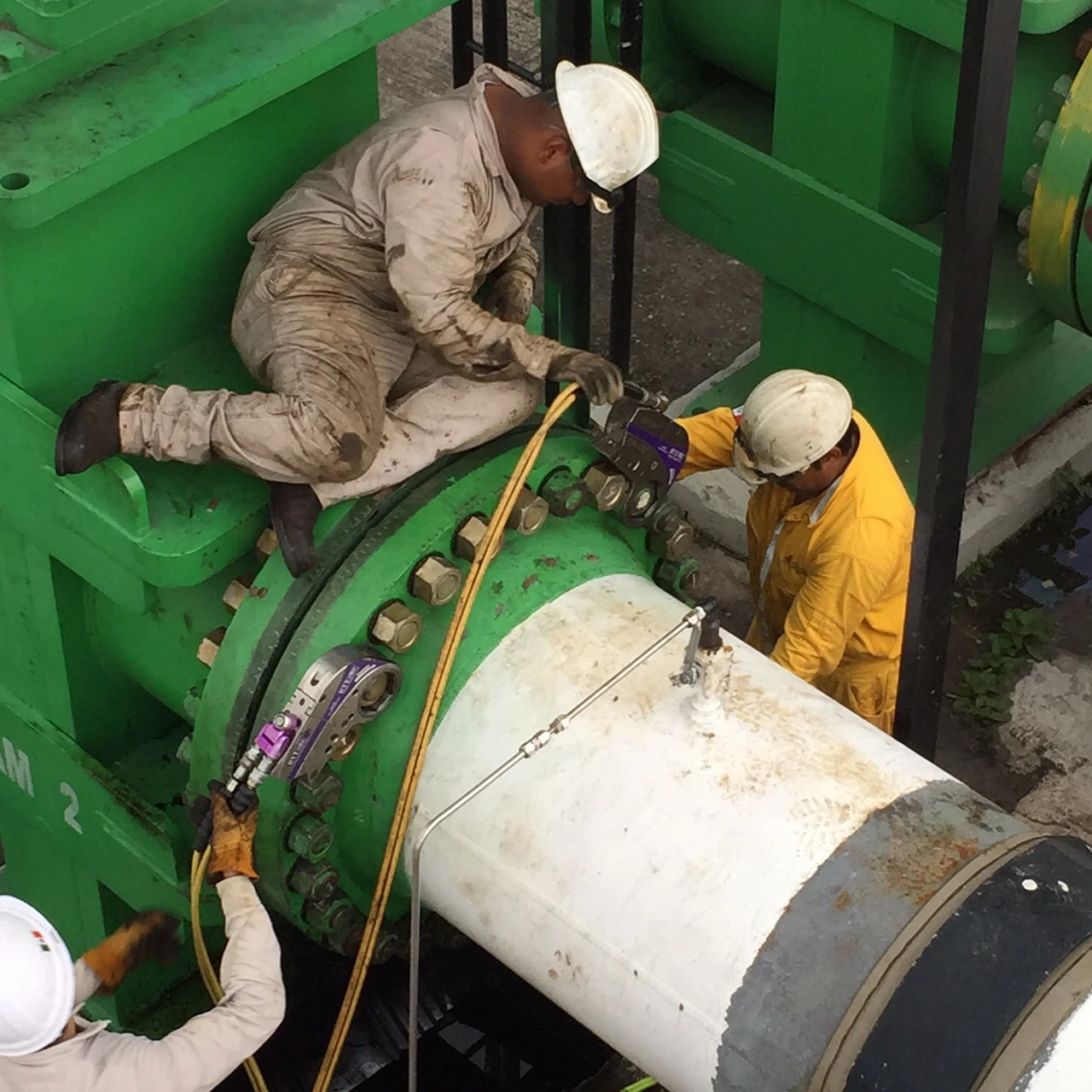 simultorc bolting torque tools parallel joint closure green pipe with bolts on flange