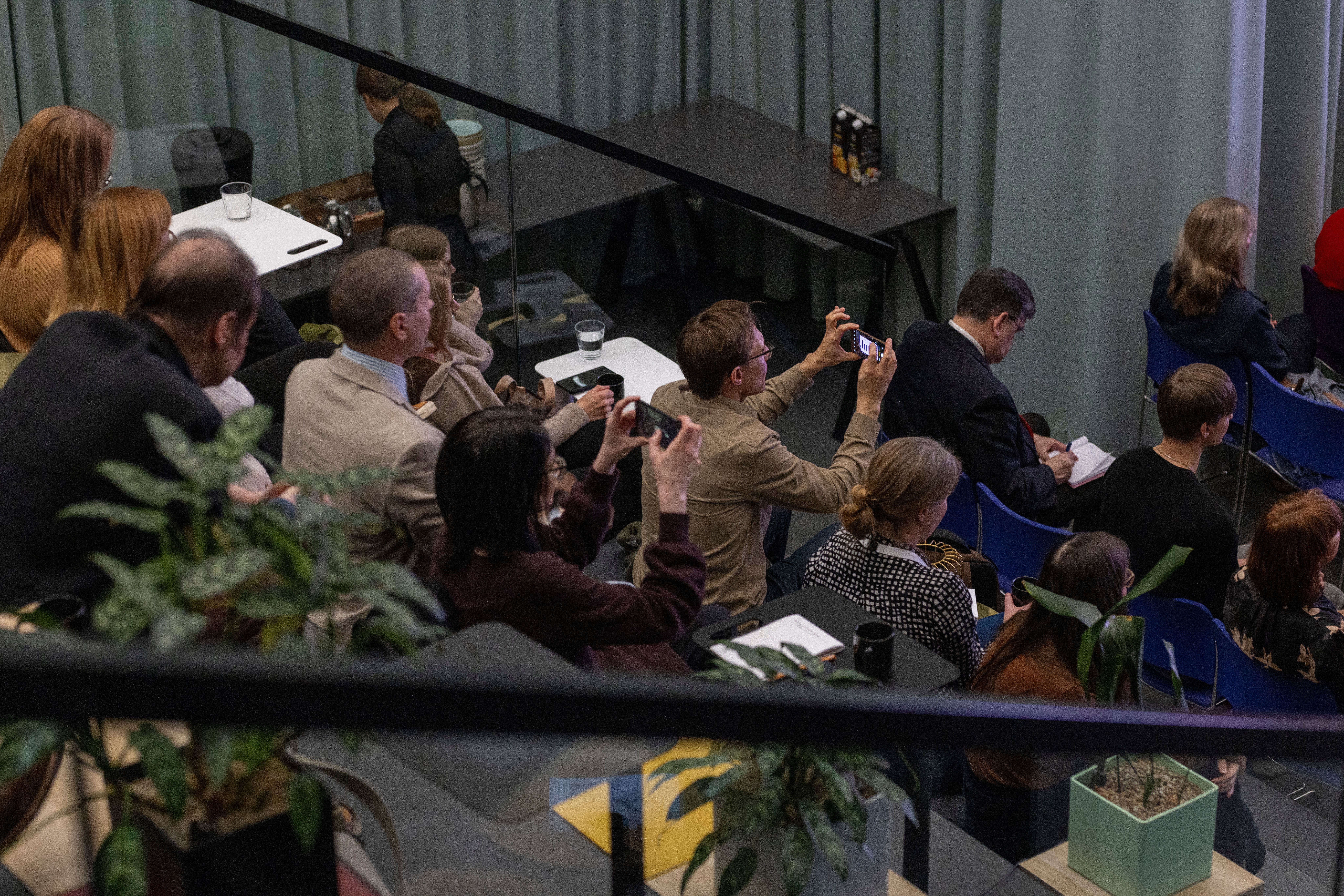 Konferenssiyleisöä