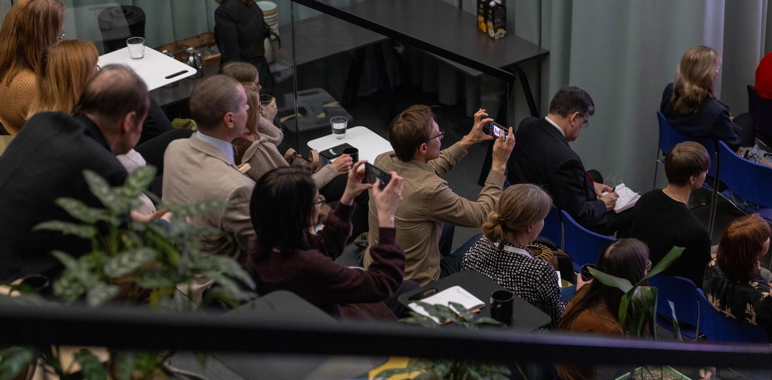 Konferenssiyleisöä