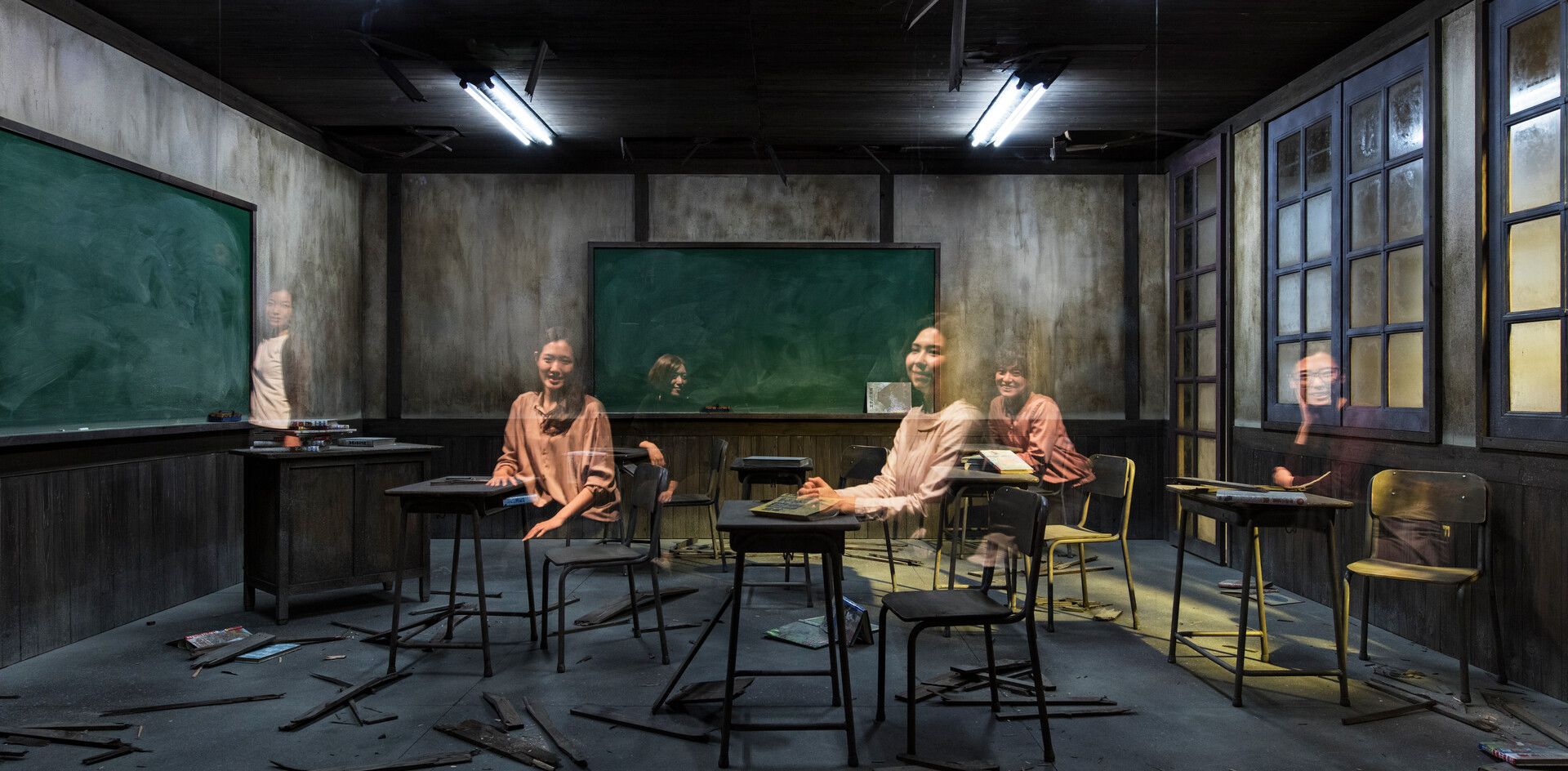 Synkkä luokkahuone haamumaisine hahmoineen