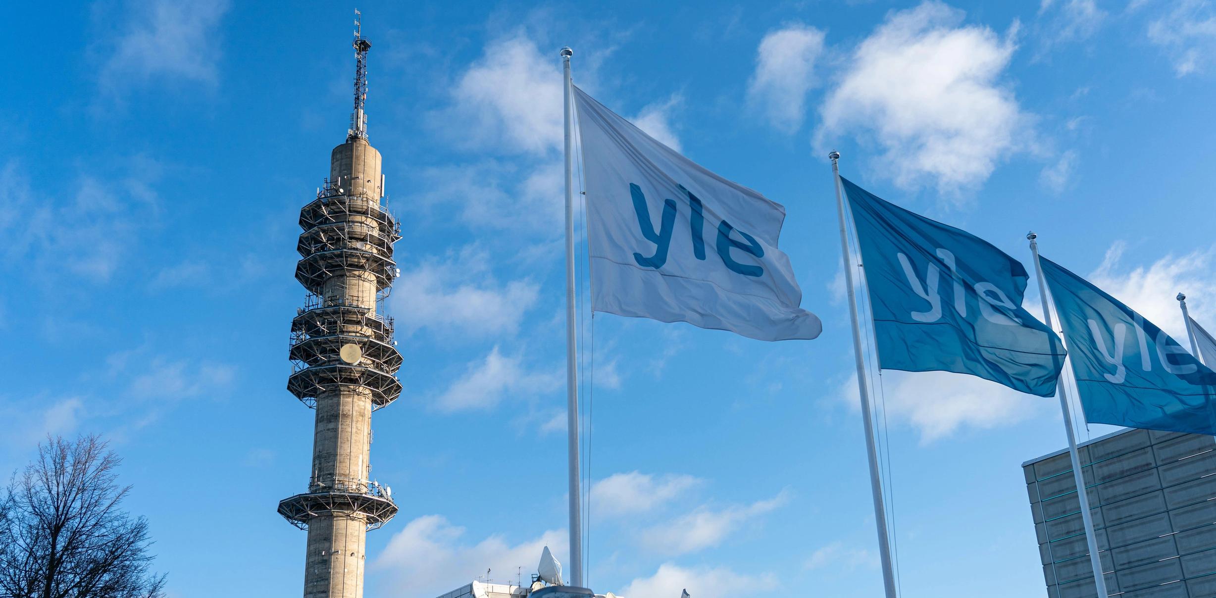 Ylen lippuja lipputangoissa