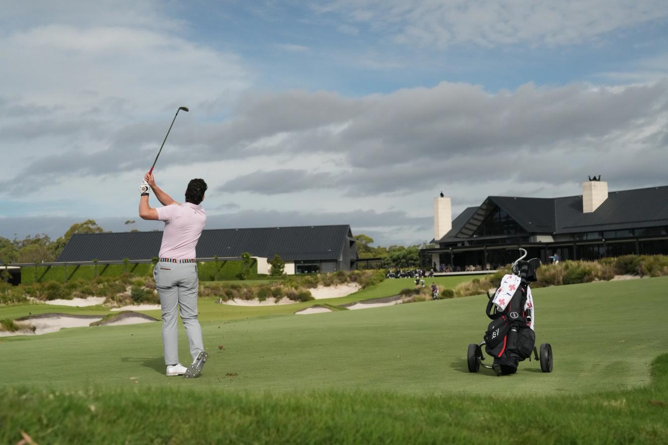 Approach on 18 at Peninsula Kingswood