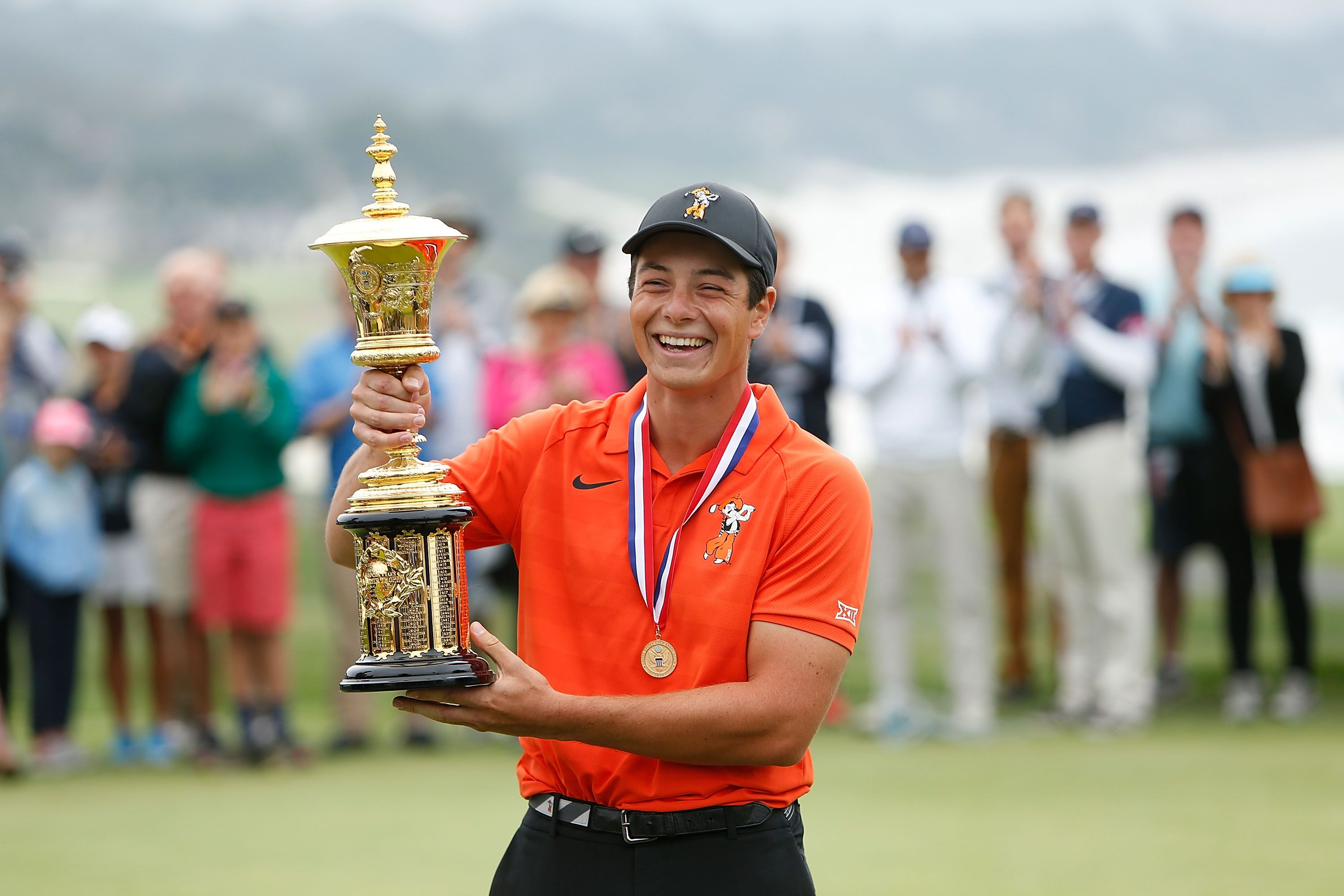 Viktor Hovland holds the Havemeyer Trophy after his U.S. Amateur victory in 2018