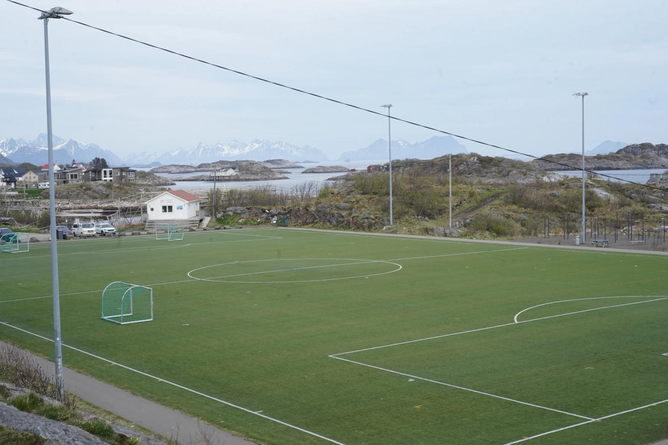Don't know what offsides is, but would play here.