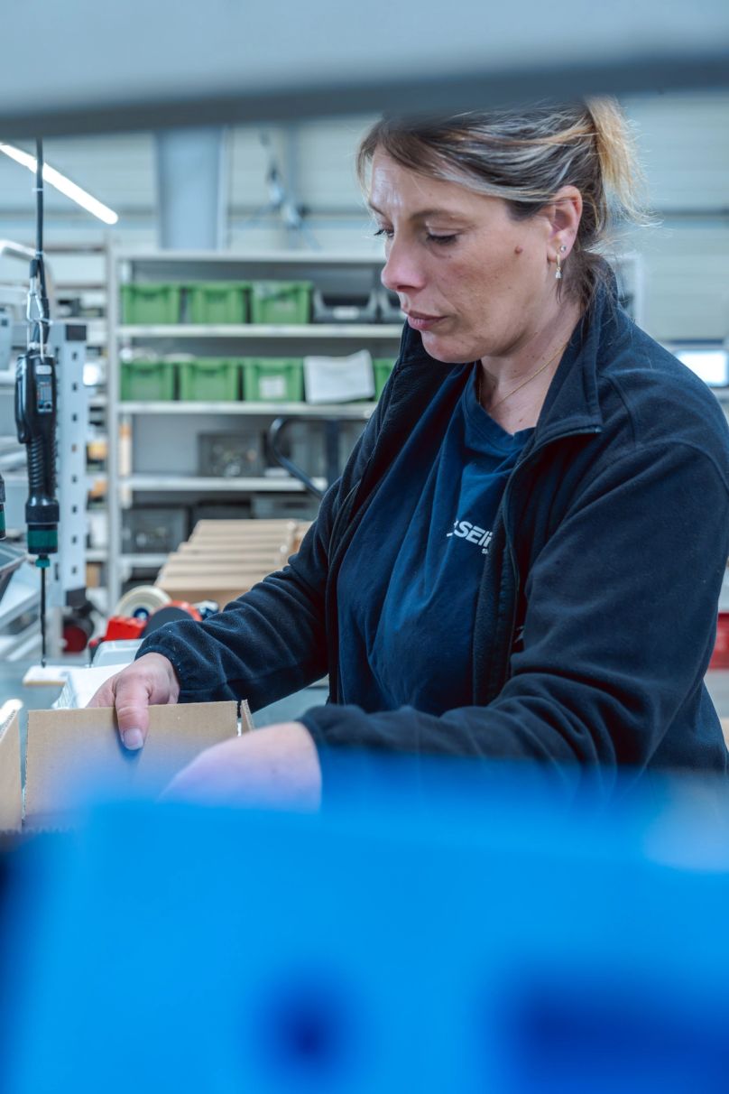 Femme en train d'emballer des produits