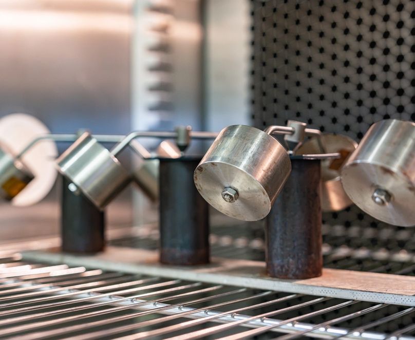 Gros plan sur des produits et accessoires à l’intérieur d’une chambre climatique du laboratoire