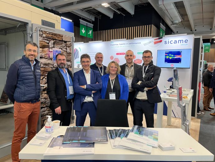 Les équipes devant un shelter de Seifel sur le stand du Groupe Sicame au Data Centre Paris