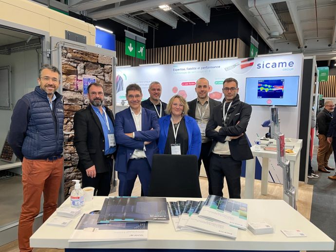 Les équipes devant un shelter de Seifel sur le stand du Groupe Sicame au Data Centre Paris