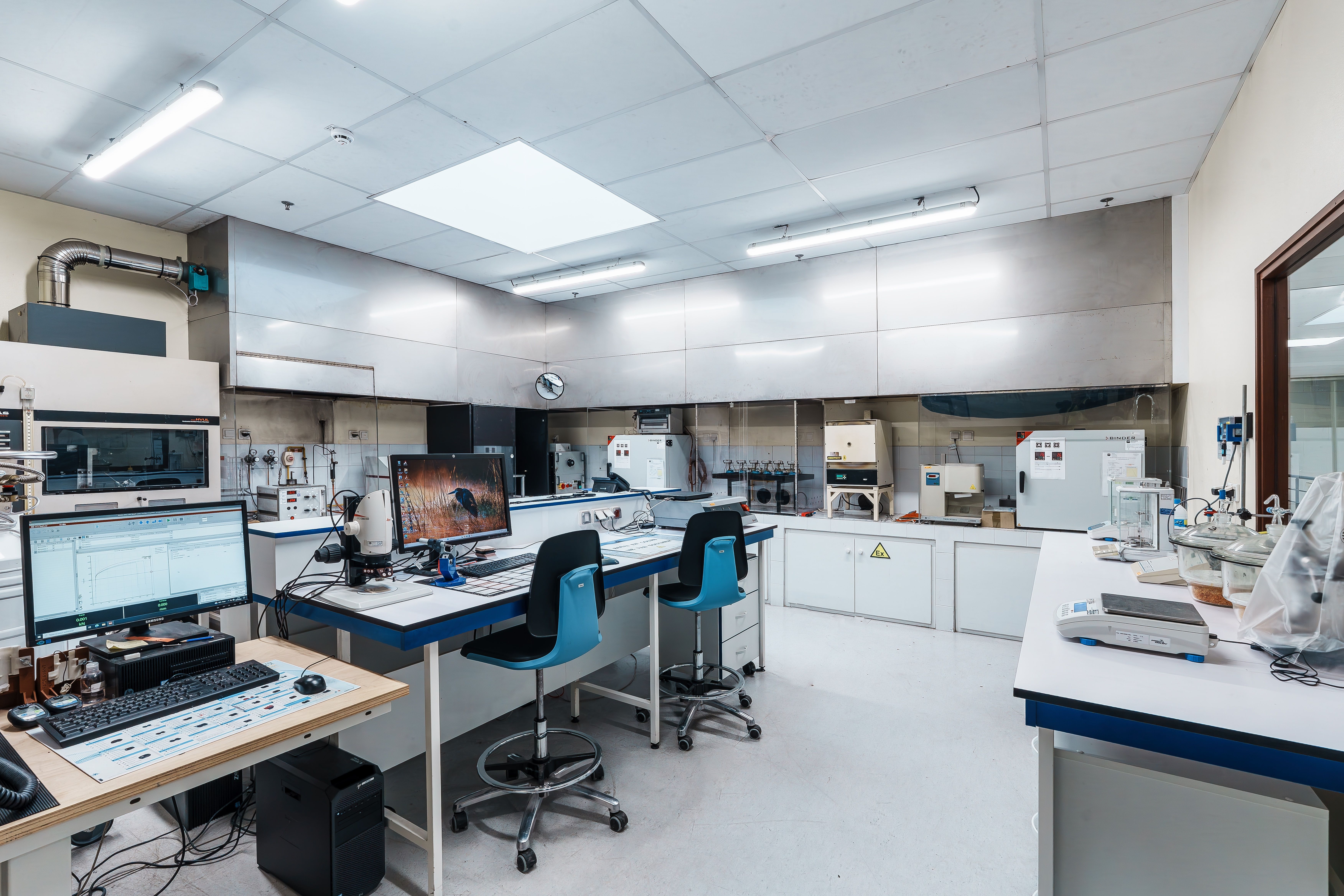 Laboratoire matière de Seifel, avec machines et ordinateurs
