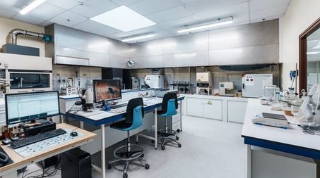 Laboratoire matière de Seifel, avec machines et ordinateurs