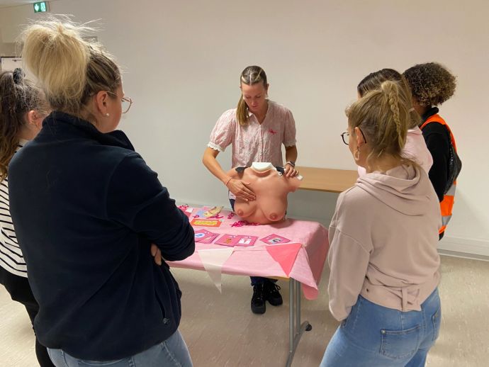 Collaboratrices de Seifel assistant à l’atelier sur l’autopalpation, avec une infirmière palpant un buste