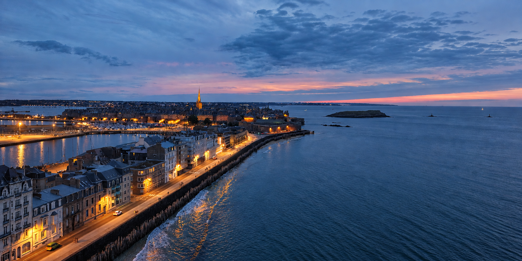 Vue aérienne de Saint-Malo et de la mer au crépuscule