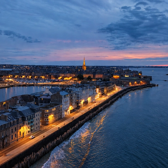 Vue aérienne de Saint-Malo et de la mer au crépuscule