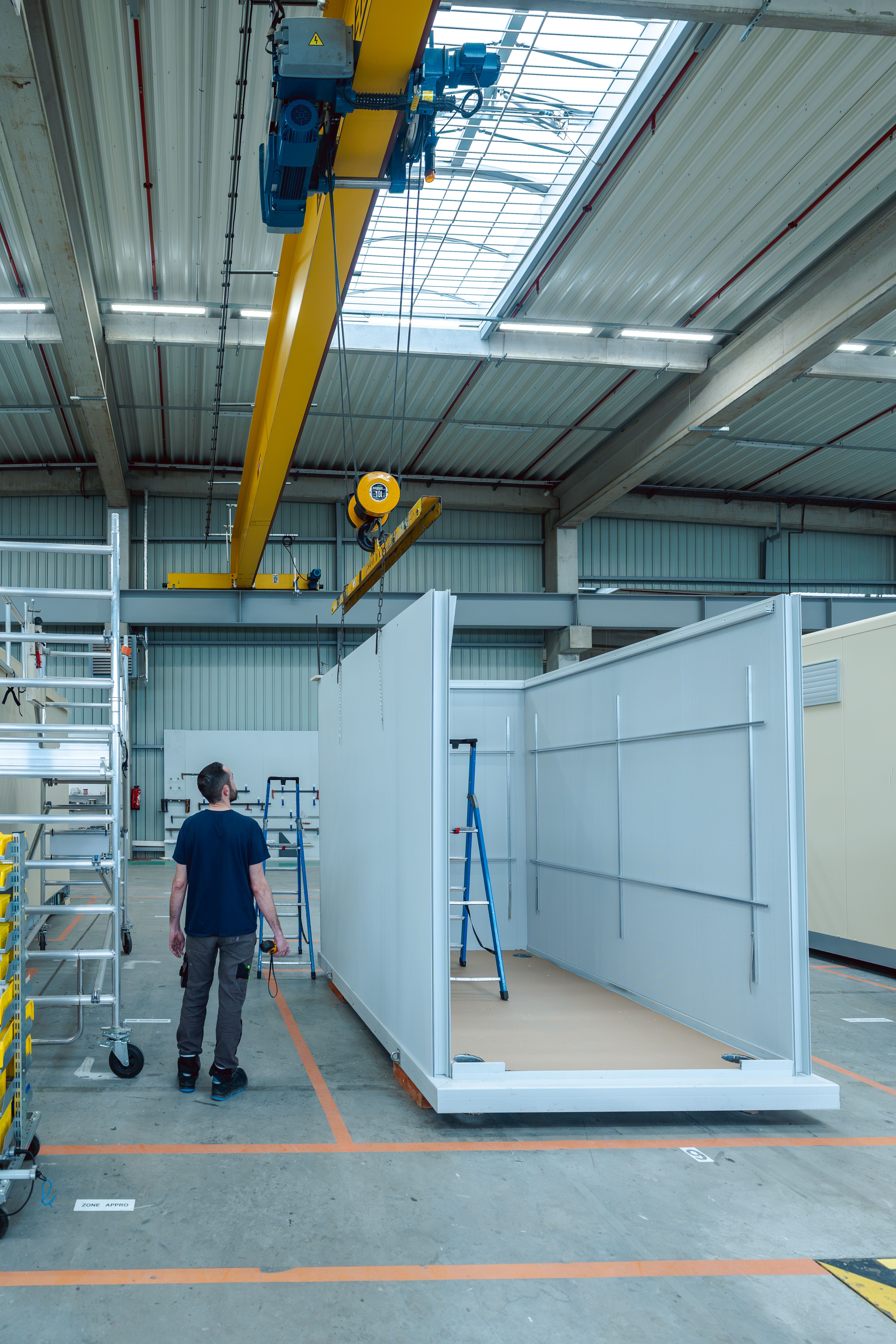 Homme regardant un shelter en cours de fabrication