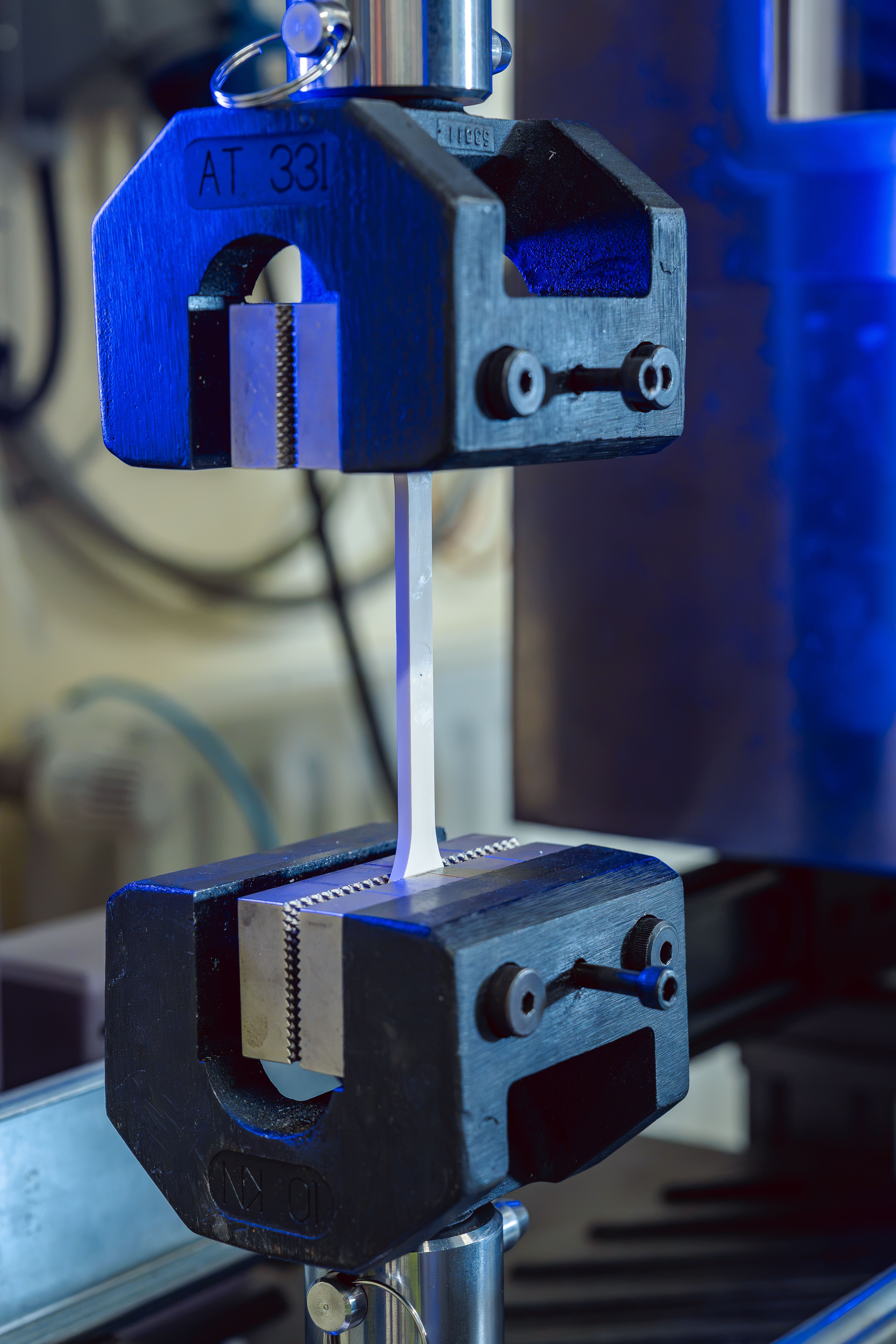 Matière première en train d’être étirée dans le laboratoire pour tester la résistance