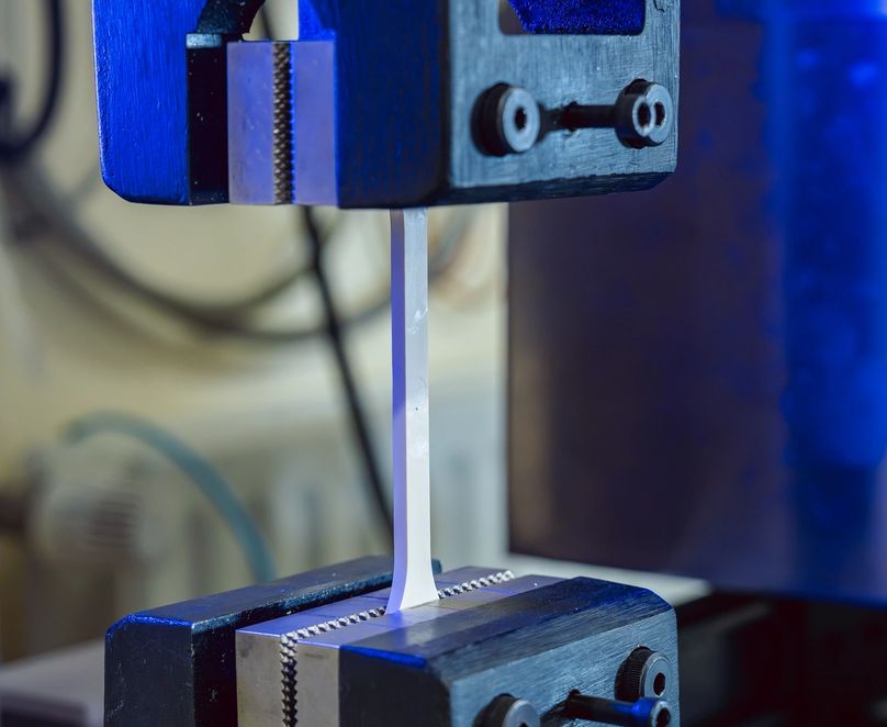 Matière première en train d’être étirée dans le laboratoire pour tester la résistance
