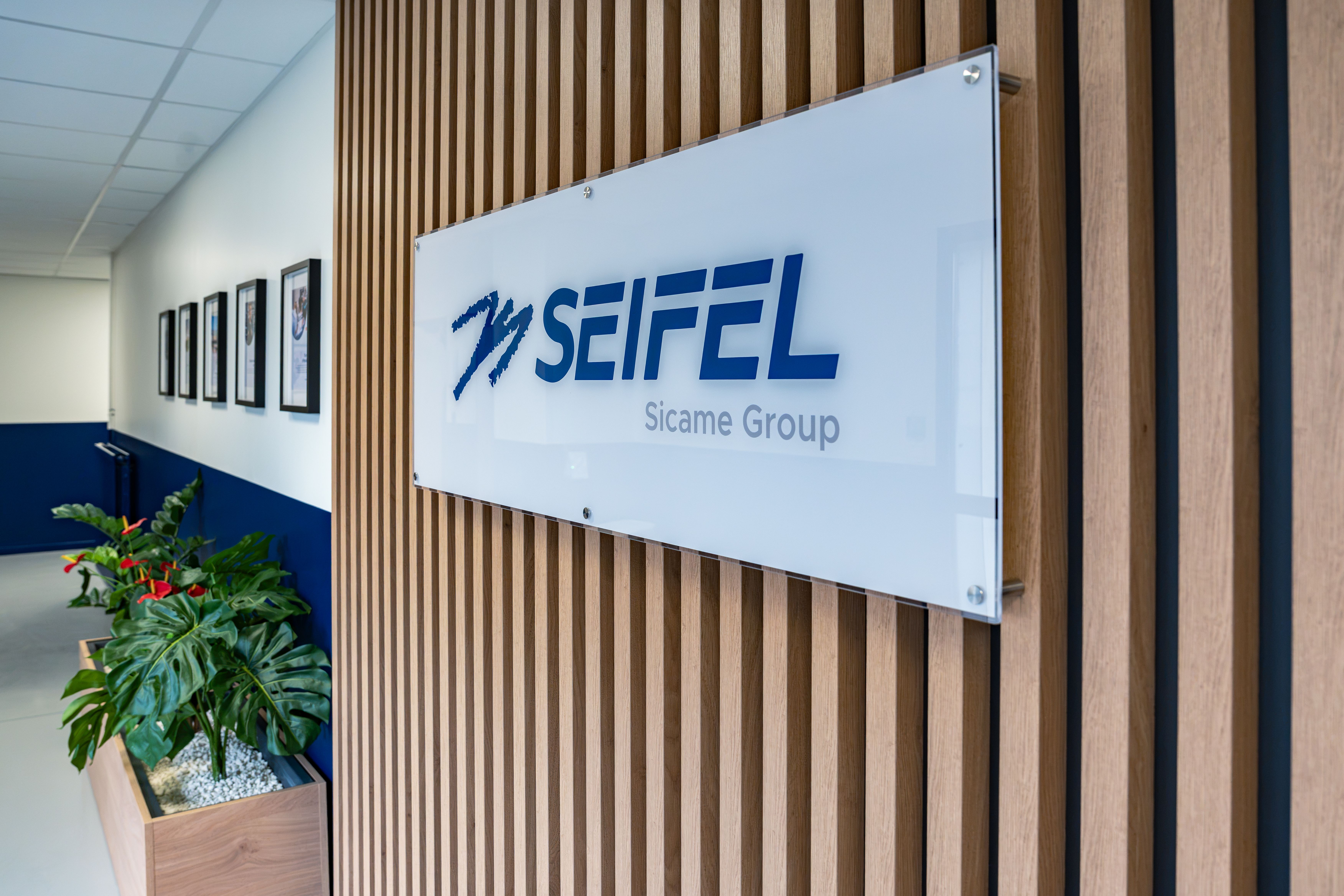 Plaque en verre avec le logo Seifel à l'entrée du site