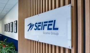 Plaque en verre avec le logo Seifel à l'entrée du site