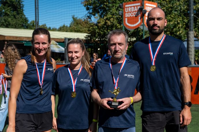 Quatre collaborateurs de Seifel avec leurs médailles et leur trophée