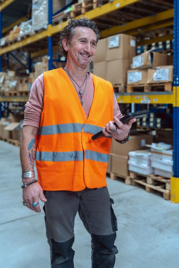 Homme souriant et tenant une tablette