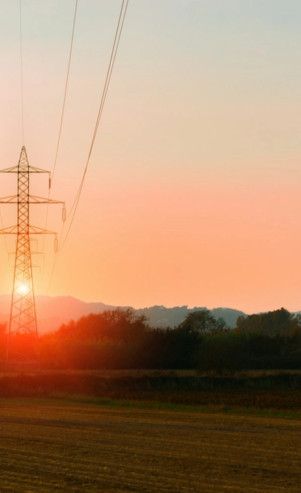 Pylône de transmission dans la nature au coucher de soleil