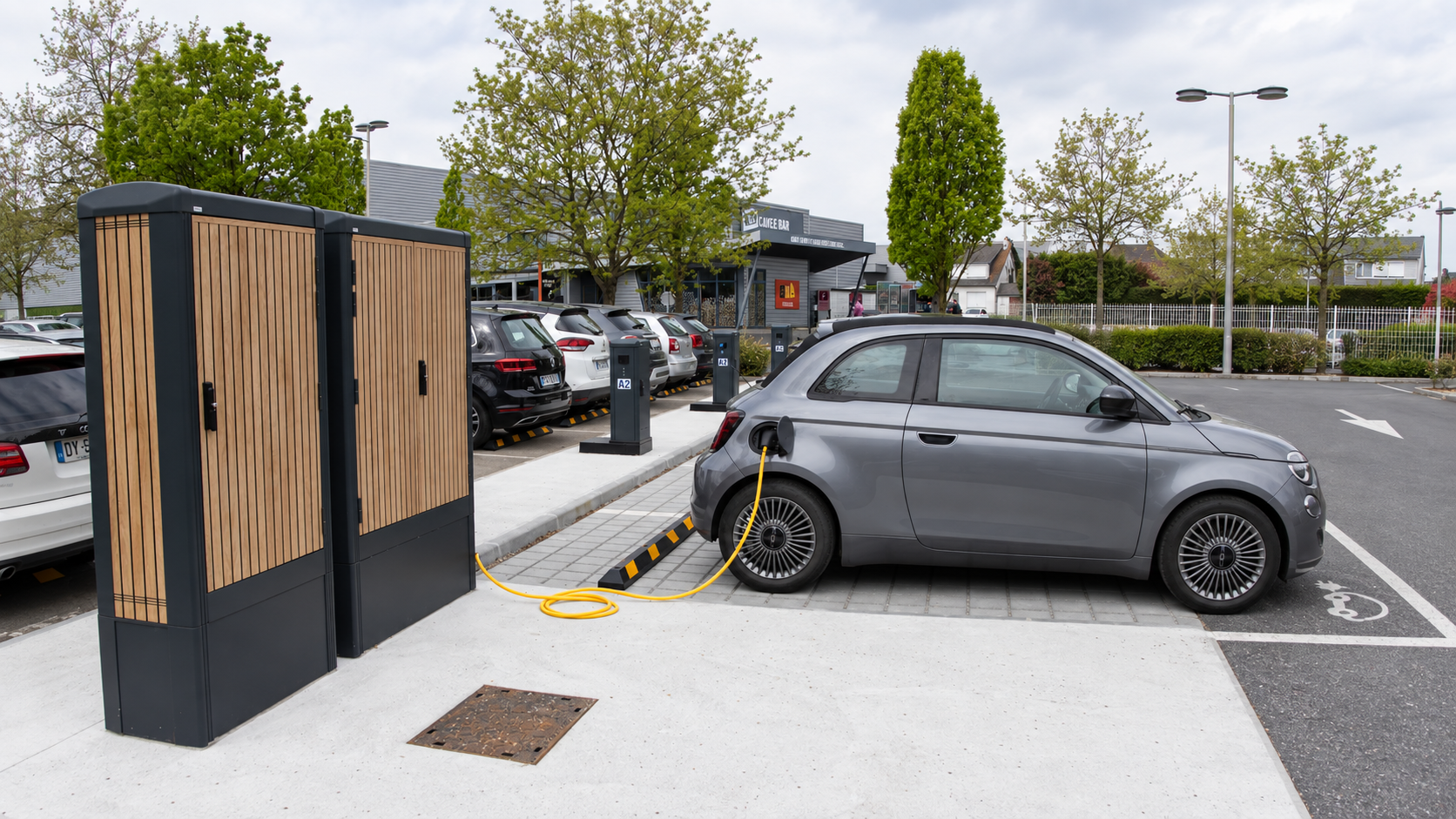 Véhicule électrique branché à une borne de recharge sur un parking 