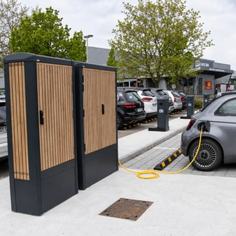 Véhicule électrique branché à une borne de recharge sur un parking