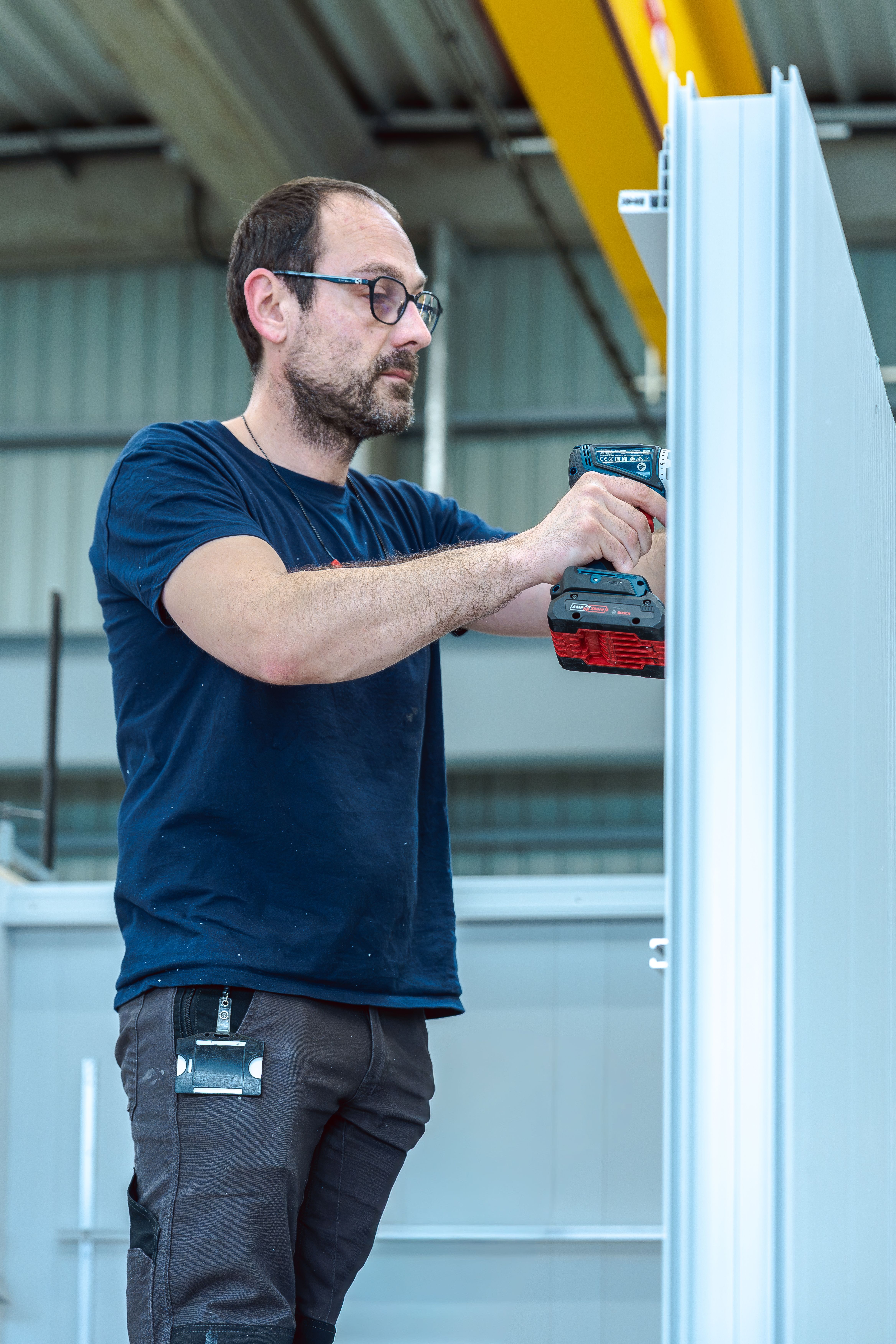 Homme travaillant avec un outil sur un pan de shelter