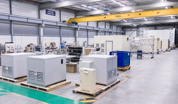 Vue aérienne de l’atelier shelter de l’usine, avec plusieurs réalisations finies et en cours
