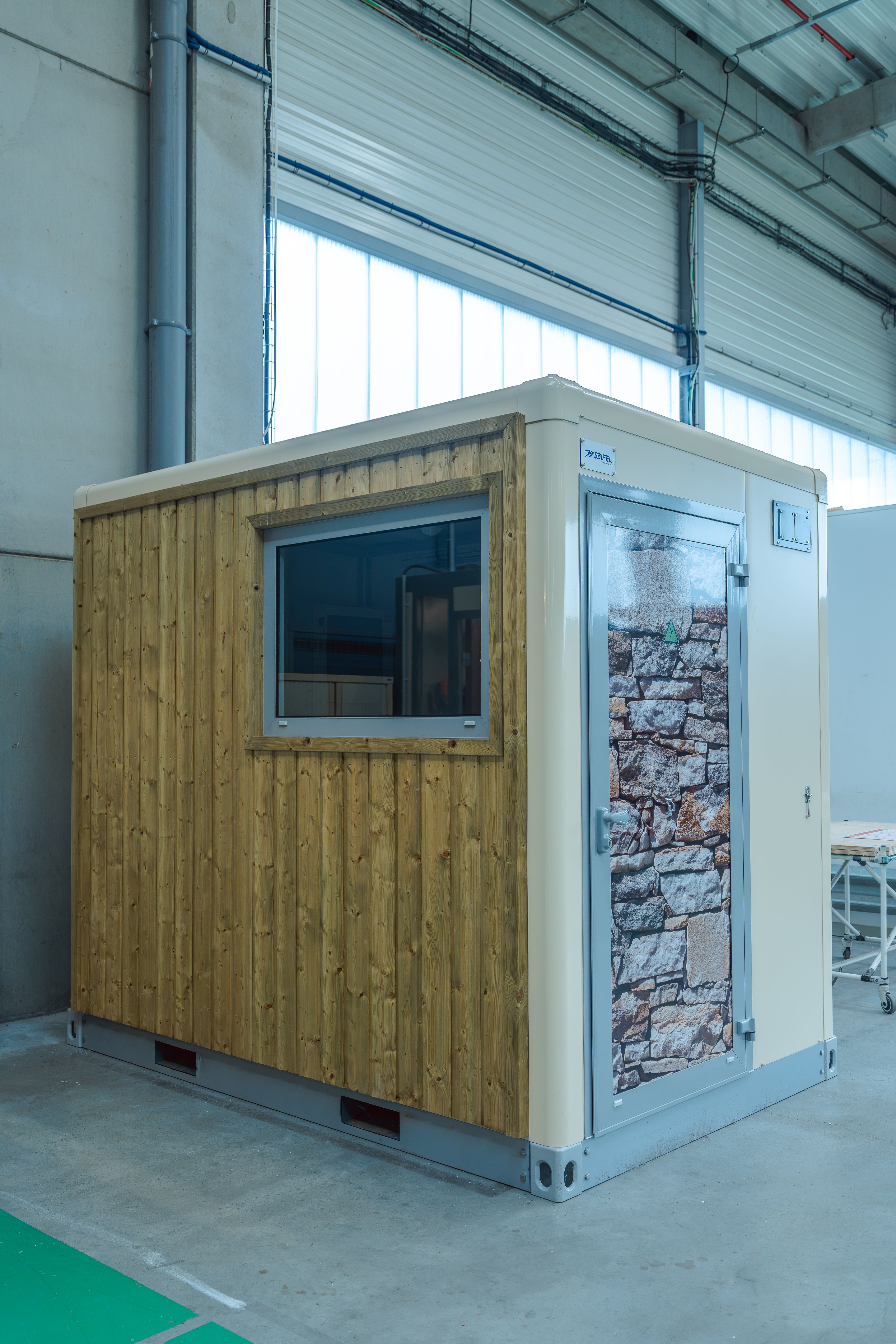 Shelter fini avec une paroi en bois et une fenêtre