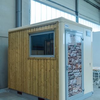 Shelter fini avec une paroi en bois et une fenêtre