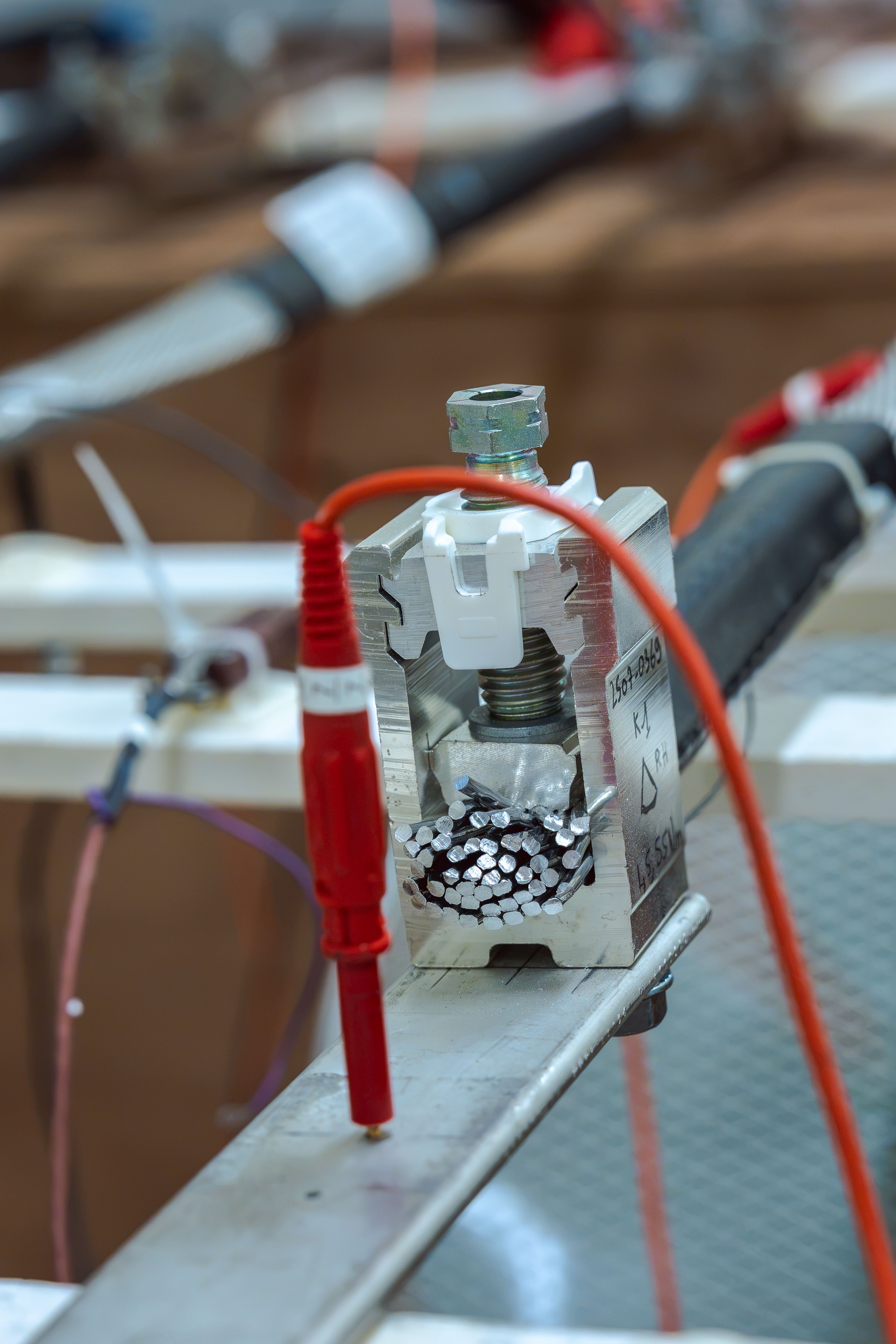 Installation d’un câble électrique pour un test en laboratoire, avec un capteur au premier plan